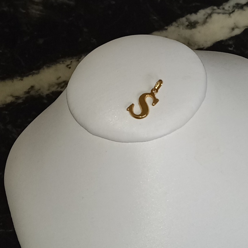 18 karat gold S emblem